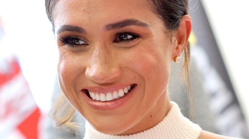 Óriási feltűnést keltett Párizsban Meghan Markle: hófehér Balenciaga szettben vonzotta a tekinteteket Harry herceg felesége