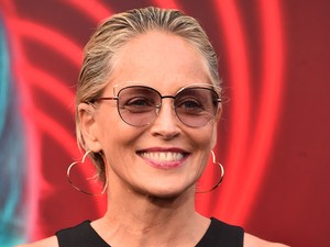 Sharon Stone még mindig annyira vagány, hogy ebben a bűnronda nadrágban is menő