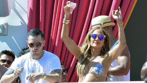 Jennifer Lopez nagyon pörgött a bikinis medence-partiján