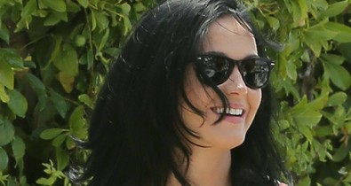 Katy Perry biciklizés közben villantott bugyit