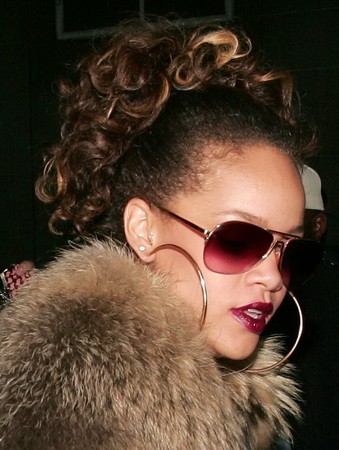 A 90-es éveket idéző frizura a barna-korszak egyik variációja.