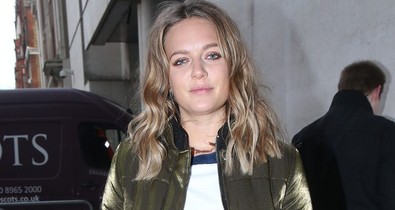 Egy szál ciciben lépett a színpadra a szőke popsztár