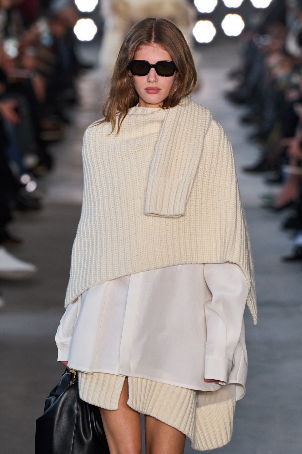 Sacai kollekciójában különleges sziluettek születtek a kötött darabok újragondolásával