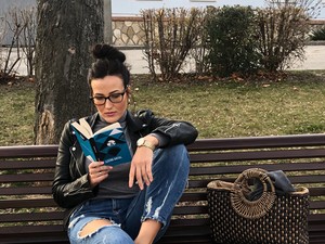 Janicsák Veca elárulja melyik a kedvenc könyve, és ma ebben a szettben olvasgatja