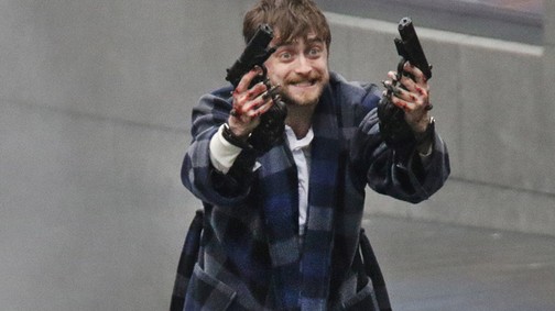 Daniel Radcliffe szőrös tappancsokban, fegyverrel a kezében kiabál az utcán és elképesztő mémek születtek róla!