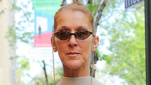 Celine Dion fordítva vette fel a blézert, és így tényleg sokkal jobban néz ki