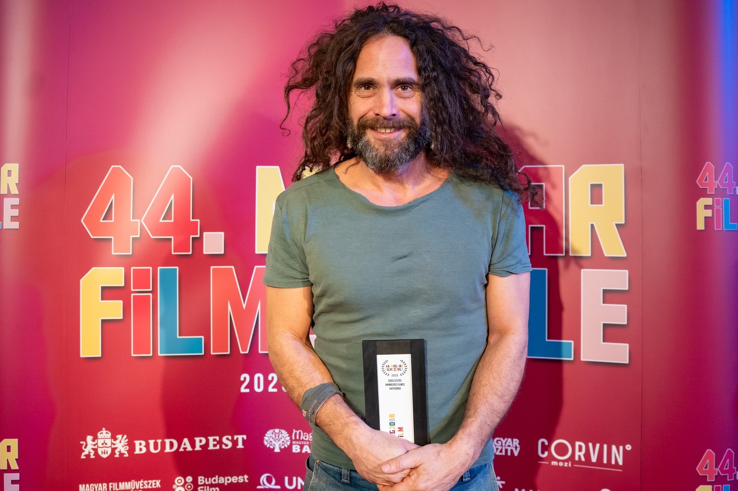 Gauder Áron filmrendező a legjobb egészestés animációs film díjával, amit a Kojot négy lelke című alkotásért kapott