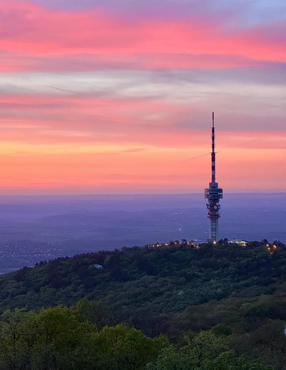 A TV-torony Pécs jelképe, a Misina-csúcsán található