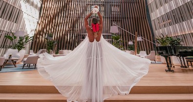 Álomszép maxiruhában indítja a hetet Nagy Niki influenszer