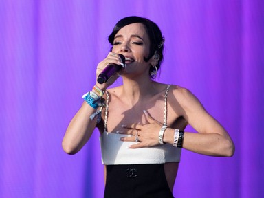 Lily Allen bosszúruhájából csak úgy árad az erotika, merész mikulásjelmezével üzent exének az énekesnő