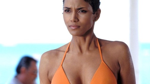 Halle Berry 18 év után még mindig a legdögösebb Bond-lány bikiniben