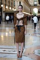Meadow Walker barna, fekete masnikkal díszített Prada összeállítása maga volt a merész elegancia. 