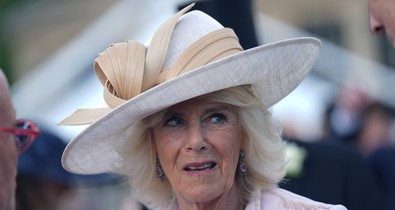 Ritkán látni így Kamilla királynét, nem tudta visszatartani a könnyeit