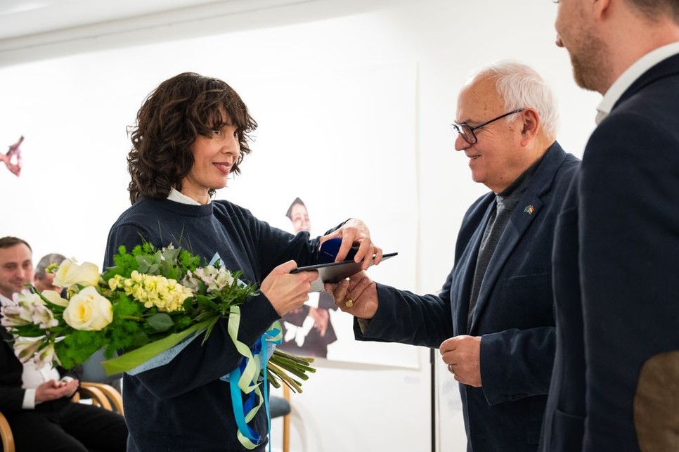 Somogyi Hajnalka átveszi a Pro Cultura Újbuda díjat a Magyar Kultúra Napja alkalmából rendezett ünnepségen a B32 Galéria és Kultúrtérben. A meNŐ kampány újbudai nagykövete elismerésével a női kulturális és közösségi szerepvállalás is reflektorfénybe került