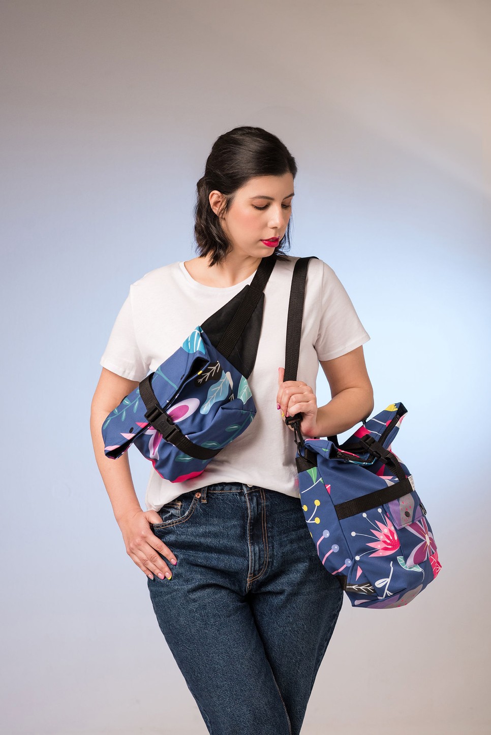 Fontos, hogy az anyukák keze szabadon maradjon, közben rengeteg dolgot magukkal tudjanak vinni. De amellett, hogy dolgoznak, hiszen a gyerekre vigyázás is szerelemmunka, jól is akarják érezni magukat. 