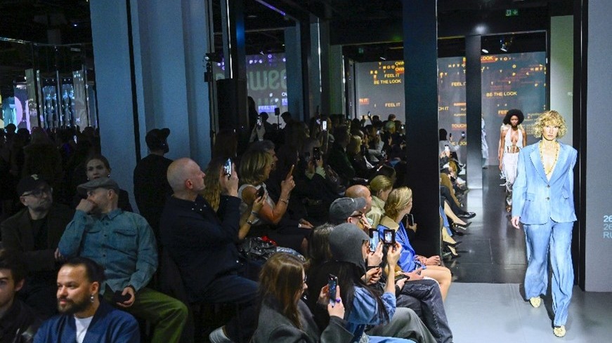 A Norblin Factory, Varsó egyik ikonikus divathelyszíne, több mint 20, az Answear kínálatában elérhető márkakollekcióinak kínált hátteret. 