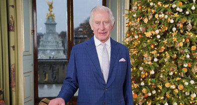 Károly király a saját fiainál is jobban szereti ezt az egy embert