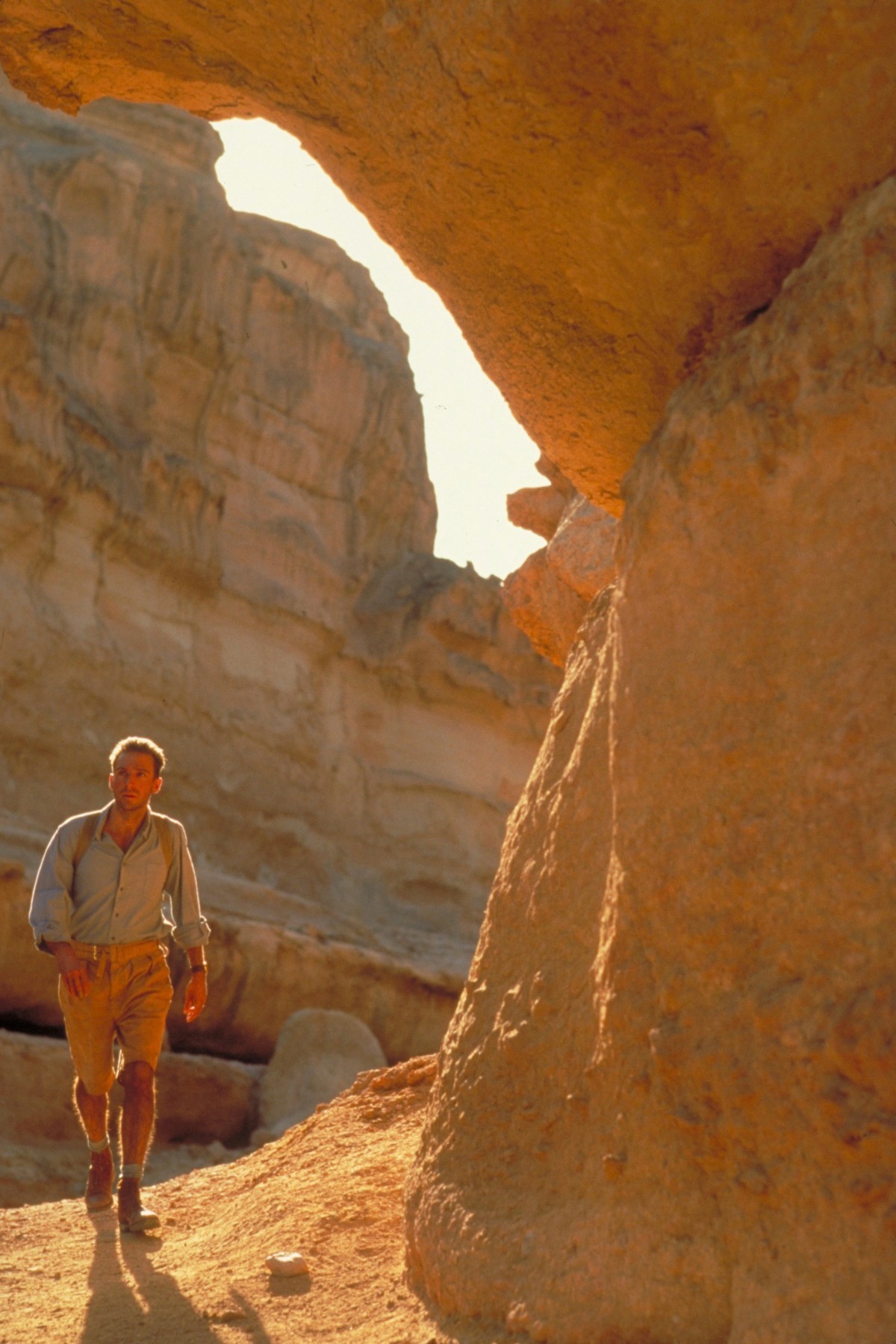 1996: Az angol beteg. Még egy Oscar-díjas film, amiben Ralph Fiennes brillírozik, mellette pedig még olyan ikonikus színészek is feltűnnek, mint Juliette Binoche és Willem Dafoe. Gróf Almásy Lászlóról mintázták a főhőst, aki a filmben megsérül egy expedíció során és elveszíti az emlékezetét.