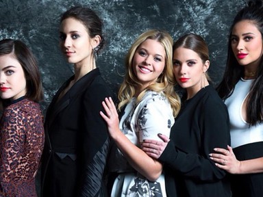 El sem hisszük, de a Pretty Little Liars sztárja ott lesz a KIRÁLYI ESKÜVŐN!