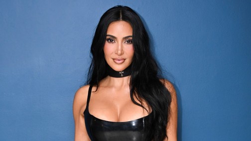 Mi történt? Kim Kardashian megijesztette a nézőket, bizarr maszkban vonult végig a vörös szőnyegen