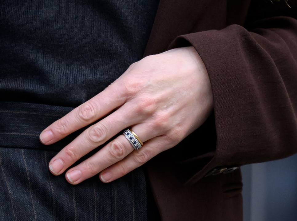 Mostanában általában ezt a Vilmos hercegtől kapott gyűrűt viseli Katalin hercegné