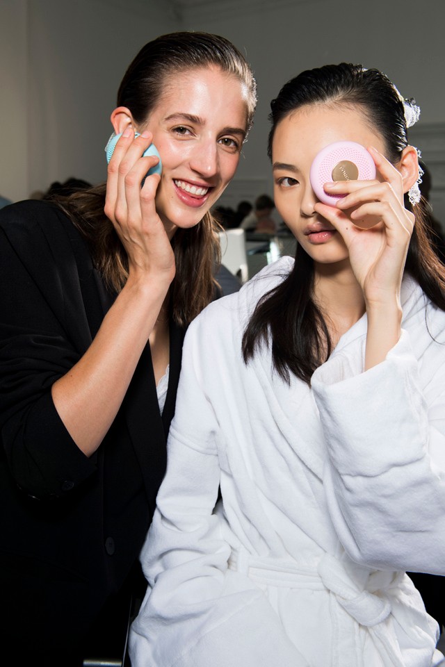 Neked is lehet olyan okoskészüléked, mint amivel a londoni divathéten varázsolták gyönyörűvé a modellek arcát