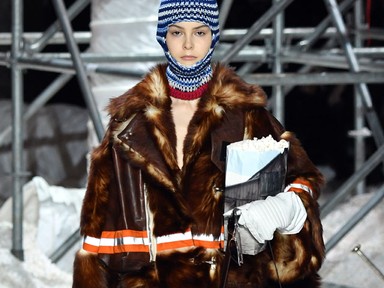 Pattogatott kukoricán vonultak a modellek a Calvin Klein bemutatóján!