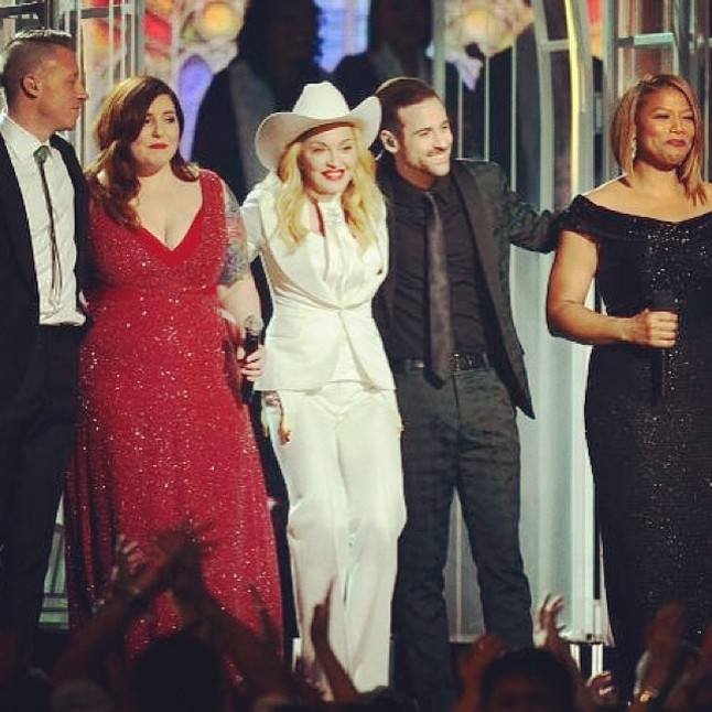 Madonna természetesen az este legfontosabb és legmeghatóbb momentumának is főszereplője volt. Összesen 33 párt adott össze Queen Latifah Macklemore és Ryan Lewis előadását követően.