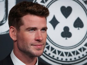 Mi a helyzet Miley Cyrus exével, míg az énekesnő felperzseli a világot?