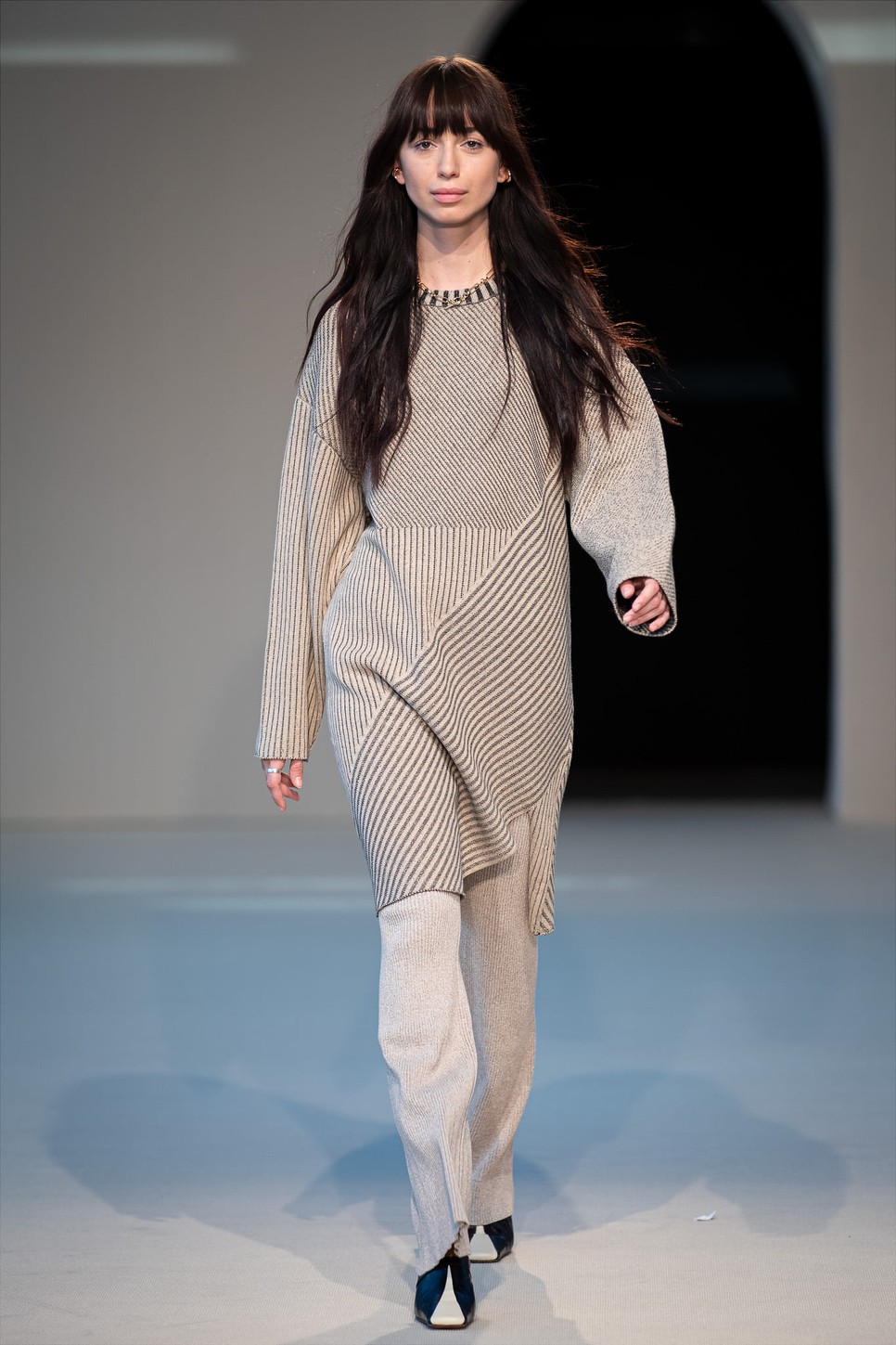 Egyedülálló szabásvonalaktól és anyagkombinációktól különleges az AERON 2022-es tavaszi-nyári kollekciója