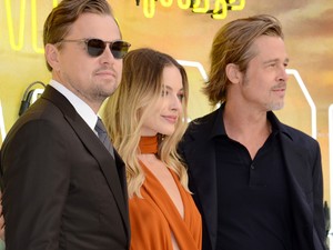 Margot Robbie gyönyörű, de hiába ha ott áll mellette a két legsármosabb férfi, Brad és Leo