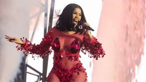 Cardi B hozzávágta a mikrofonját egy rajongóhoz, nyomós oka volt rá