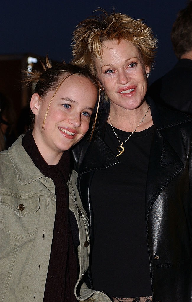 Melanie Griffith 2003 áprilisában lányával, Dakota Johnsonnal jelent meg a Cirque du Soleil Varekai premierjén New Yorkban, ahol mosolyogva pózoltak a fotósoknak.