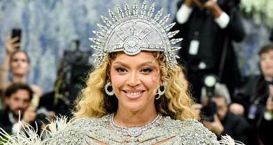 Beyoncé kristályokkal kirakott pucérruhája láttán elakad a szavad, 10 év után újra tarolt a Met-gálán