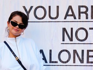 Selena Gomez beleállt a testszégyenítés kérdésbe, és nem húzza be többé a hasát