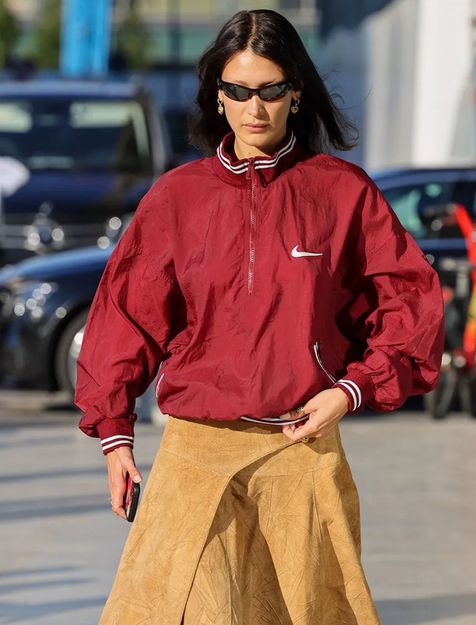 Bella Hadid ezt a trendet is népszerűsíti már egy ideje, így nem kétség, hogy újra elővehetjük akár a szüleink retro napszemüvegeit