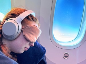 Síró gyerek a repülőn? Túlélési tippek a füldugó mellé, hogy jól teljen az utazás