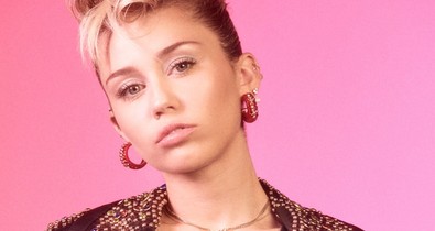 Miley Cyrus lazán megvillantotta tökéletes hasizmát!