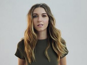 Dallos Bogi a GLAMOUR Women of the Year gálán mutatta meg a káprázatos menyecske ruháját