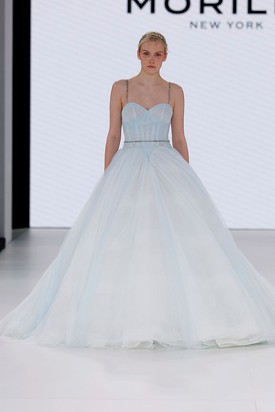 Színes menyasszonyi ruhák - Főként a szürke, a kék, a sárga és a rózsaszín lágyabb árnyalatai lesznek a legnépszerűbbek a klasszikus, fehér szín mellett. (Morilee New York)