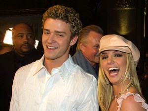 A 2000-es évek legsokkolóbb divatpillanatából végre póló lett