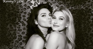 Pornószínésznők buliznak? Á, csak a Kardashian família szülinapozik!