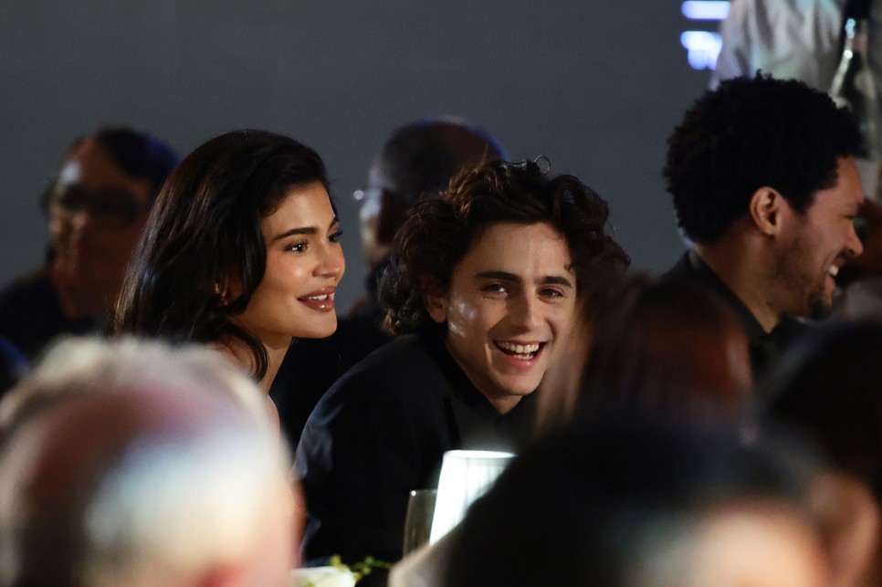 Kylie Jenner és Timothée Chalamet a 2023-as WSJ. Magazine Innovators Awardson