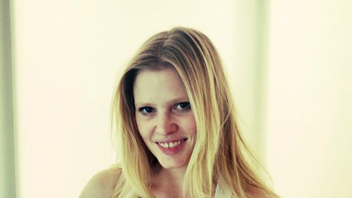 Lara Stone smink nélkül, pocakkal