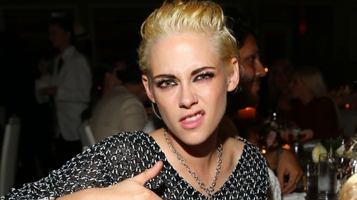 Olyan karikás Kristen Stewart szeme, hogy alig lát ki a táskáktól