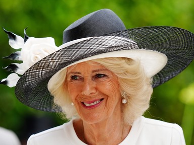 Kamilla királyné csodaszép ruhában ragyogott, feltűnő kreációjában azonnal magára vonzotta a tekinteteket