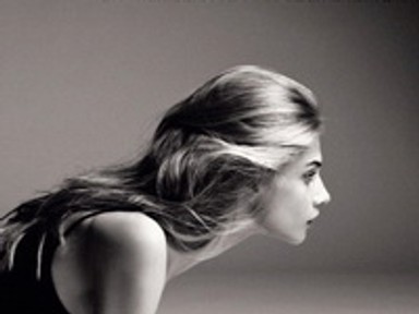 Félmeztelen jógázás tűsarkúban