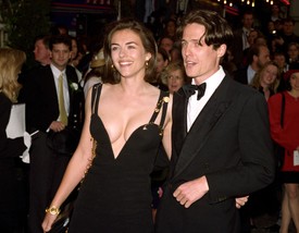Elizabeth Hurley, 1994, Négy esküvő és egy temetés londoni premierje: Hurley ekkor még szinte ismeretlen modellként kísérte el Hugh Grantet a premierre. A mélyen kivágott, fekete selyemruhát csupán hatalmas, aranyozott biztosítótűk tartották össze az oldalán. A Versace ruhaköltemény egyetlen éjszaka alatt globális sztárt csinált belőle, és elindította a „biztosítótűs ruha” kultuszát.