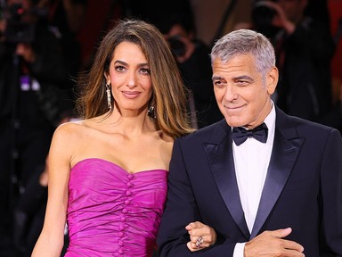 Ez Amal Clooney egyik legmerészebb miniruhája, úgy néz ki benne, mint egy szupermodell