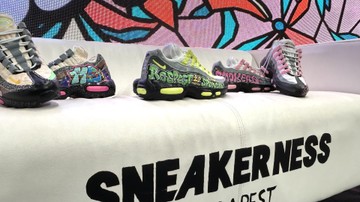 A sneakerek egyedi történeteket mesélnek, mindig emberek, alkotók, csoportok állnak mögöttük: ezt is megmutatta a Sneakerness Budapesten kiállított, a Sole-Zine által elhozott válogatás